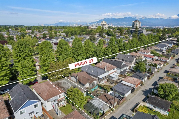 Photo 3 at 4420 Perry Street, Victoria VE, Vancouver East