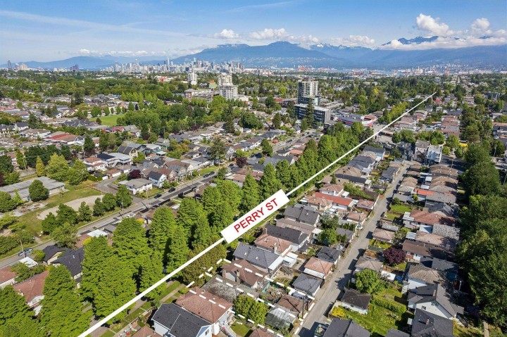 Photo 14 at 4420 Perry Street, Victoria VE, Vancouver East
