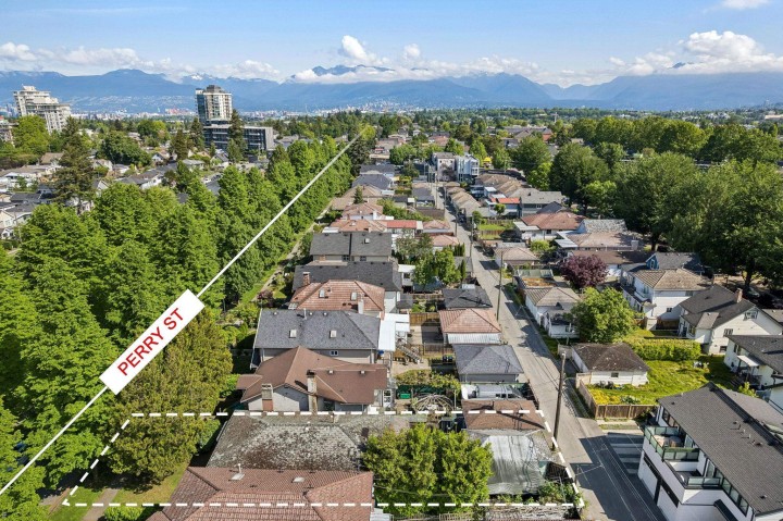 Photo 4 at 4420 Perry Street, Victoria VE, Vancouver East