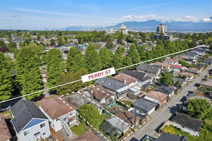 Photo 13 at 4412 Perry Street, Victoria VE, Vancouver East
