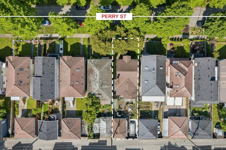 Photo 5 at 4412 Perry Street, Victoria VE, Vancouver East