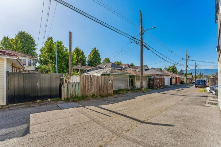 Photo 9 at 4412 Perry Street, Victoria VE, Vancouver East