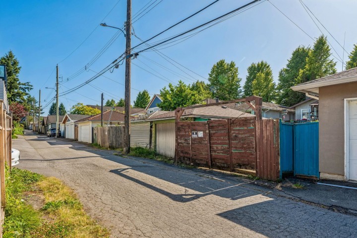 Photo 10 at 4412 Perry Street, Victoria VE, Vancouver East
