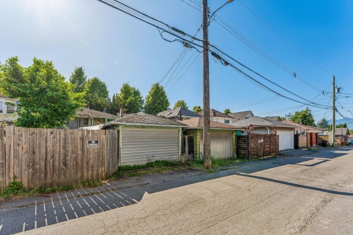 Photo 11 at 4412 Perry Street, Victoria VE, Vancouver East