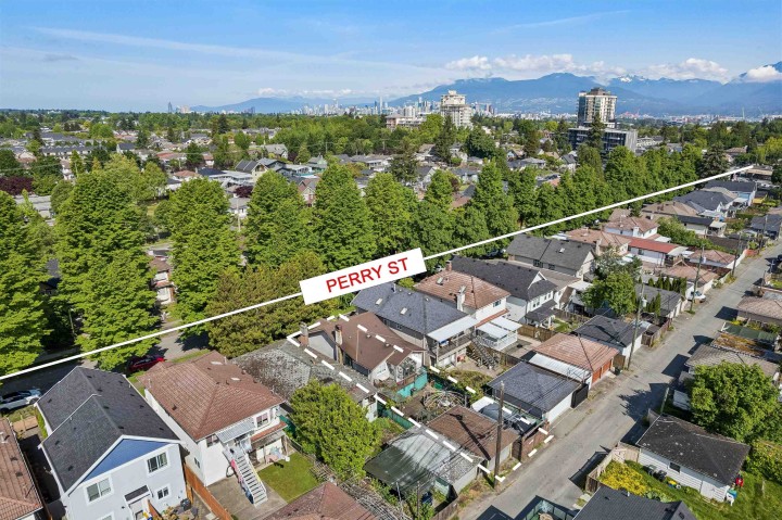 Photo 4 at 4412 Perry Street, Victoria VE, Vancouver East