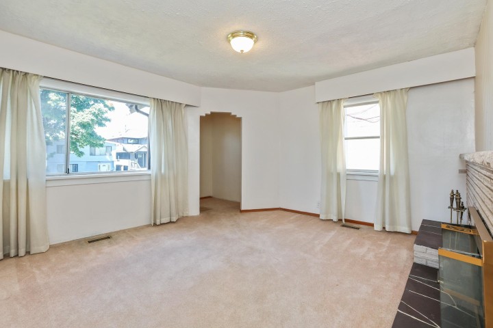 Photo 3 at 5322 Culloden Street, Vancouver East