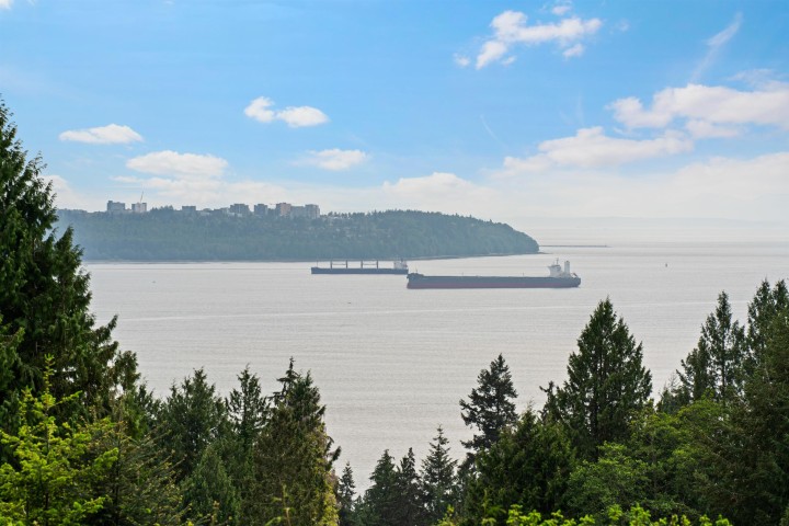 Photo 1 at 2660 Queens Avenue, Queens, West Vancouver