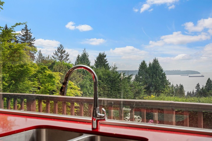 Photo 5 at 2660 Queens Avenue, Queens, West Vancouver