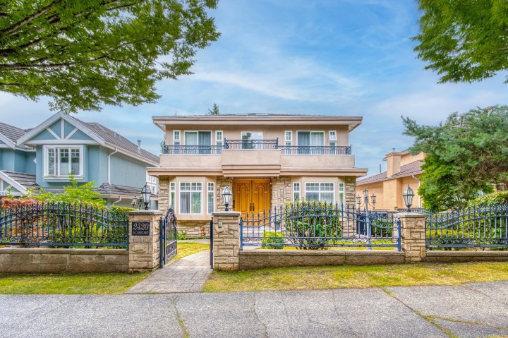 Photo 1 at 2420 Scarboro Avenue, Fraserview VE, Vancouver East