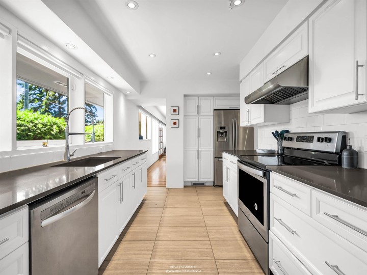 Photo 13 at 947 Evergreen Place, Edgemont, North Vancouver