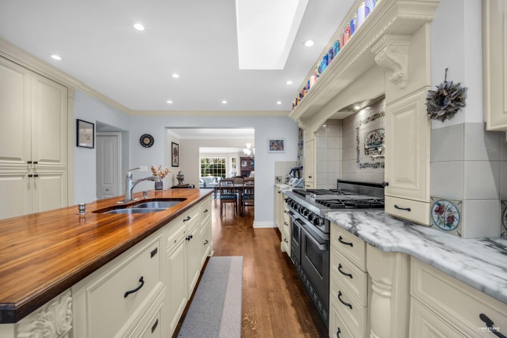 Photo 12 at 539 Newcroft Place, Cedardale, West Vancouver