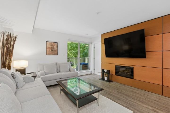 Photo 2 at 102 - 2832 Capilano Road, Capilano NV, North Vancouver