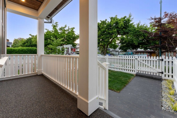 Photo 2 at 2578 E 4th Avenue, Renfrew VE, Vancouver East