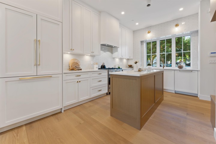 Photo 4 at 2578 E 4th Avenue, Renfrew VE, Vancouver East