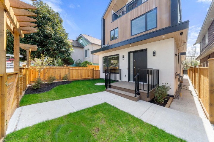 Photo 4 at 1 - 1582 E 2nd Avenue, Grandview Woodland, Vancouver East
