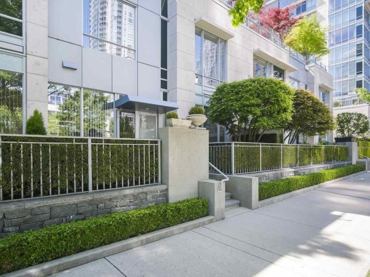 Photo 3 at 410 Beach Crescent, Yaletown, Vancouver West
