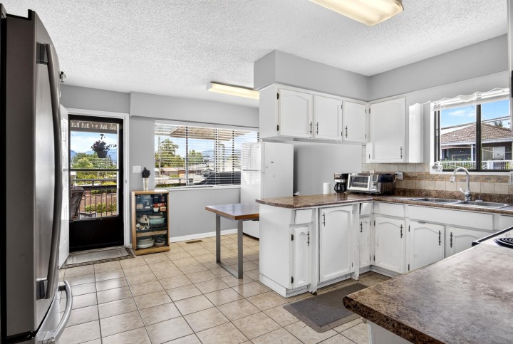 Photo 6 at 2871 E 18th Avenue, Renfrew Heights, Vancouver East