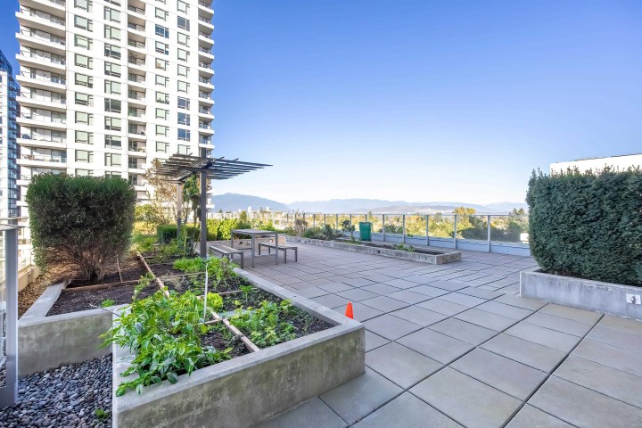 Photo 13 at 915 - 5665 Boundary Road, Collingwood VE, Vancouver East