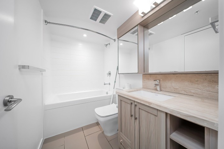 Photo 10 at 915 - 5665 Boundary Road, Collingwood VE, Vancouver East