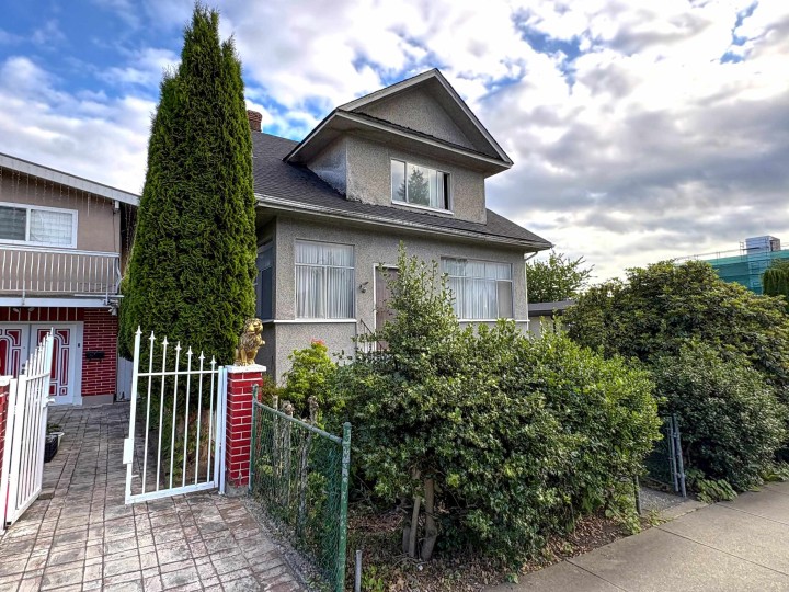 Photo 2 at 676 E King Edward Avenue, Fraser VE, Vancouver East