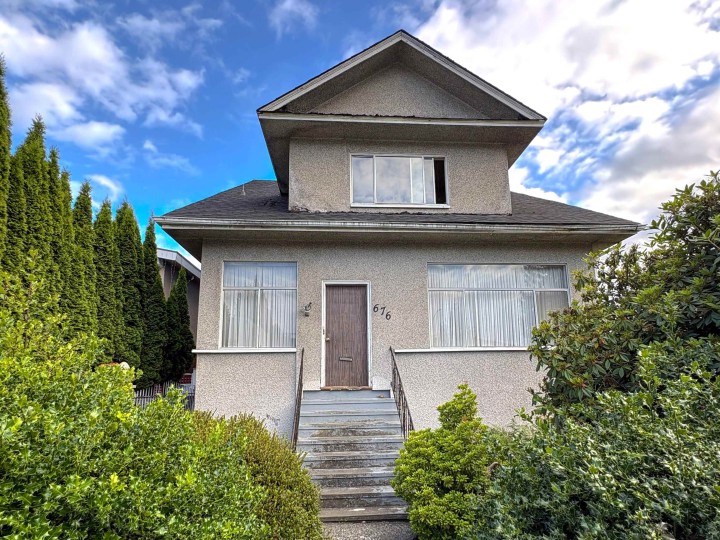 Photo 1 at 676 E King Edward Avenue, Fraser VE, Vancouver East