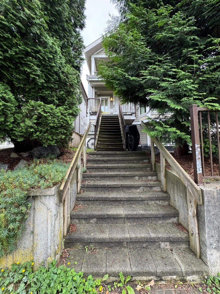 Photo 4 at 220 E 15th Avenue, Mount Pleasant VE, Vancouver East