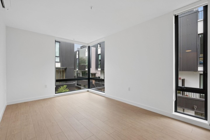 Photo 5 at 221 - 2820 Nanaimo Street, Renfrew Heights, Vancouver East