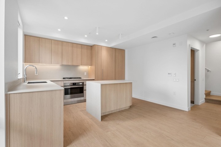 Photo 8 at 221 - 2820 Nanaimo Street, Renfrew Heights, Vancouver East