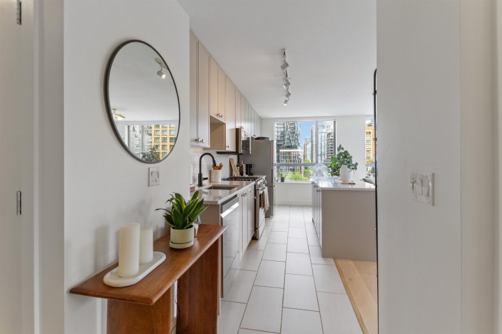 Photo 2 at 904 - 1225 Richards Street, Vancouver West