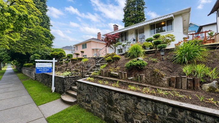 Photo 4 at 2965 E 8th Avenue, Renfrew VE, Vancouver East