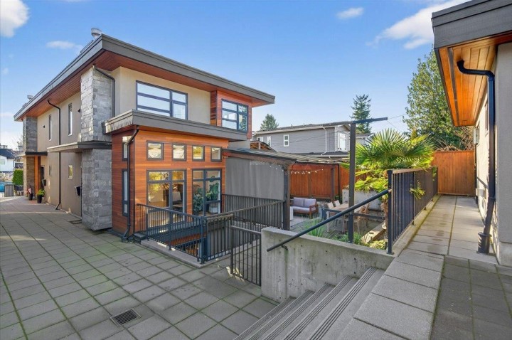 Photo 2 at 2 - 252 E 19th Street, Central Lonsdale, North Vancouver