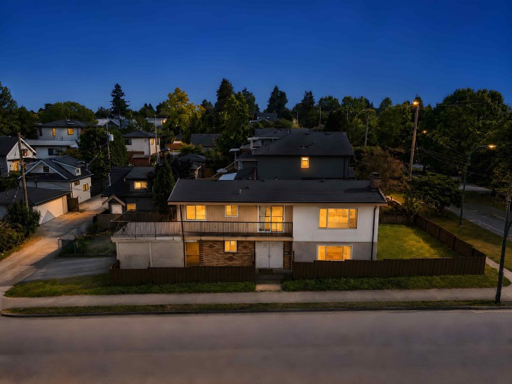 Photo 2 at 1020 E King Edward Avenue, Fraser VE, Vancouver East