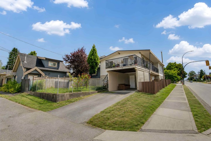 Photo 3 at 1020 E King Edward Avenue, Fraser VE, Vancouver East