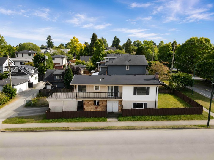 Photo 1 at 1020 E King Edward Avenue, Fraser VE, Vancouver East