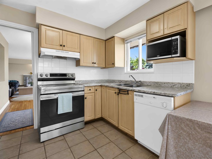 Photo 14 at 1020 E King Edward Avenue, Fraser VE, Vancouver East