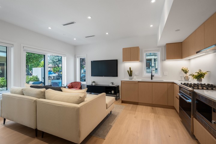 Photo 2 at 1008 W 52nd Avenue, South Granville, Vancouver West