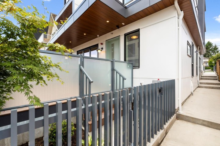 Photo 2 at B - 4260 Sophia Street, Vancouver East