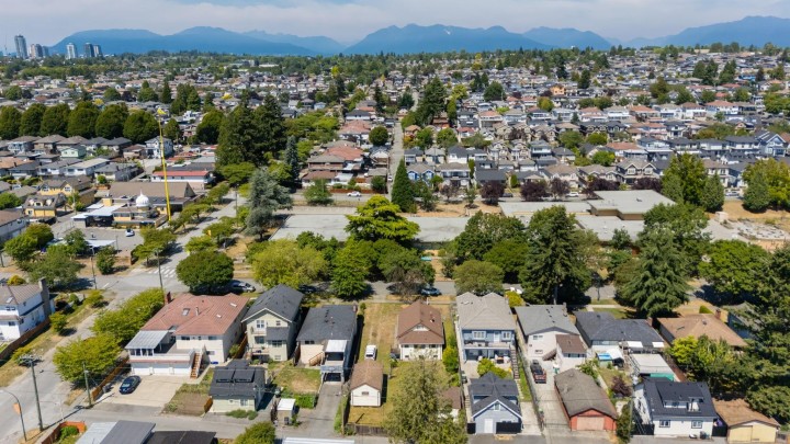 Photo 2 at 428 E 62nd Avenue, South Vancouver, Vancouver East