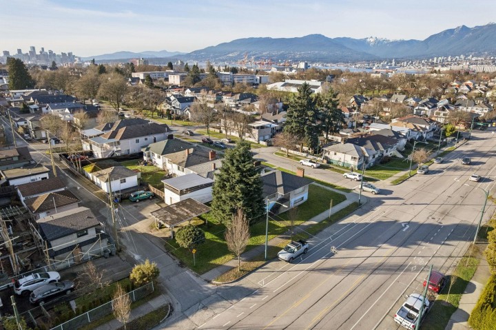Photo 37 at 925 Nanaimo Street, Grandview Woodland, Vancouver East
