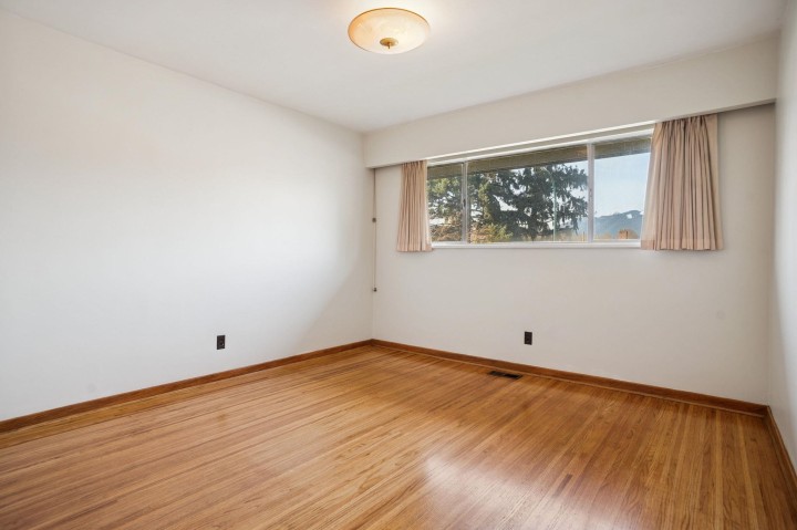 Photo 19 at 925 Nanaimo Street, Grandview Woodland, Vancouver East