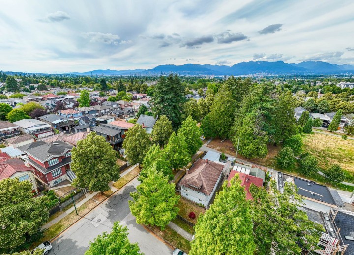 Photo 11 at 1807 E 38th Avenue, Victoria VE, Vancouver East