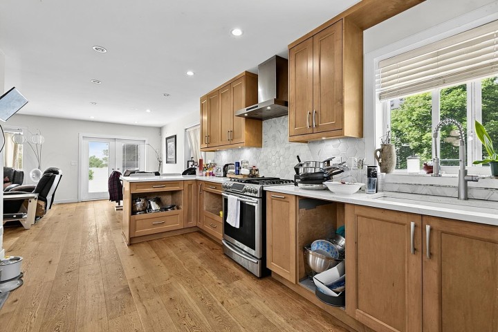 Photo 10 at 5430 Melbourne Street, Collingwood VE, Vancouver East