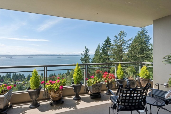 Photo 2 at 902 - 3355 Cypress Place, West Vancouver