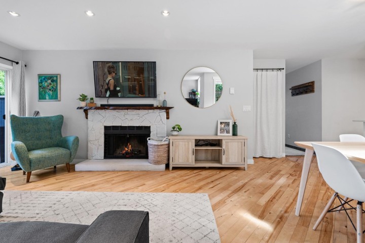 Photo 4 at 218 W 15th Avenue, Mount Pleasant VW, Vancouver West