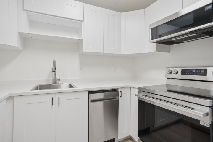 Photo 2 at 3 - 3250 W 4th Avenue, Kitsilano, Vancouver West