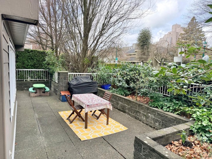 Photo 3 at 102 - 3008 Willow Street, Fairview VW, Vancouver West