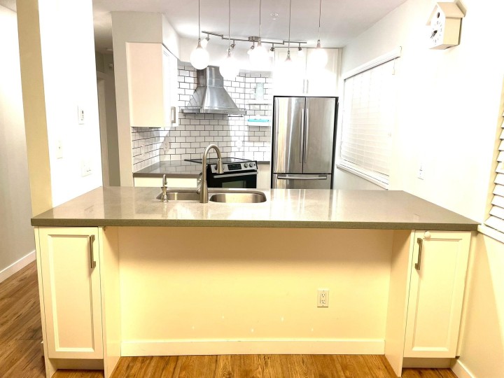 Photo 10 at 102 - 3008 Willow Street, Fairview VW, Vancouver West