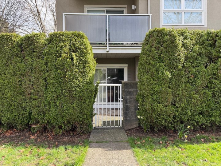 Photo 4 at 102 - 3008 Willow Street, Fairview VW, Vancouver West