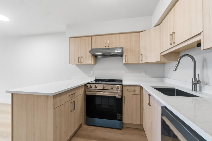 Photo 3 at 305 - 2928 Commercial Drive, Grandview Woodland, Vancouver East