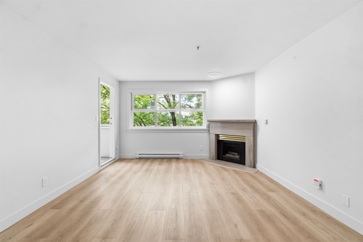 Photo 5 at 305 - 2928 Commercial Drive, Grandview Woodland, Vancouver East